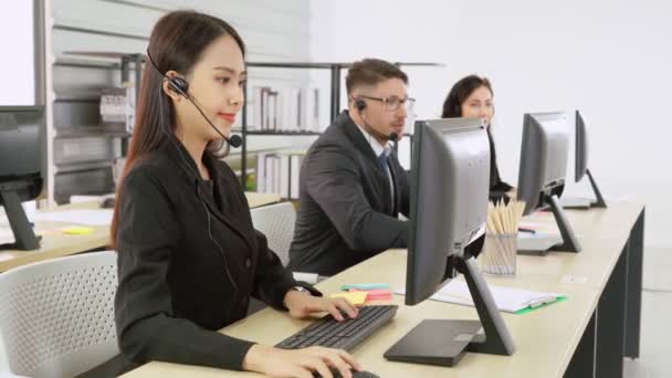 Pebisnis memakai headset bekerja di kantor — Stok Video