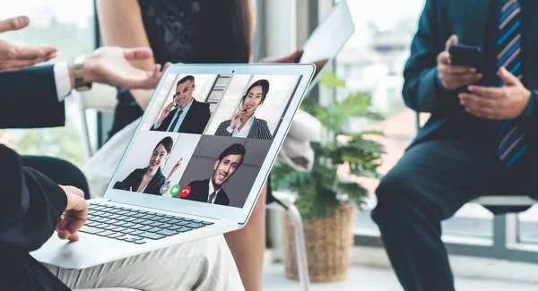 Videó hívás csoport üzletemberek találkozó virtuális munkahely vagy távoli iroda — Stock Fotó