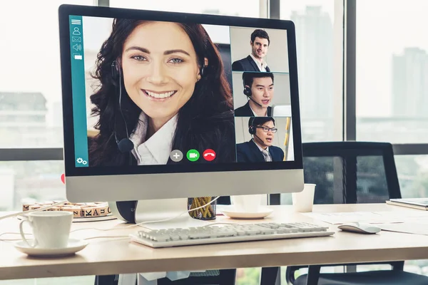 Videollamada reunión de gente de negocios en el lugar de trabajo virtual u oficina remota —  Fotos de Stock