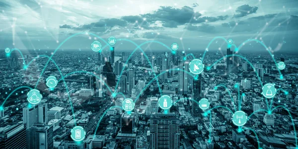 Fejlett kommunikáció és globális internetes hálózati kapcsolat az intelligens városban — Stock Fotó