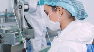 Modern fabrikada yüz maskesi üretim hattı