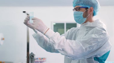 Modern fabrikada yüz maskesi üretim hattı