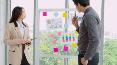 İş adamları proje planlama kurulunda çalışıyor