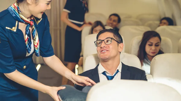 Tripulação de cabina presta serviço ao passageiro em avião — Fotografia de Stock