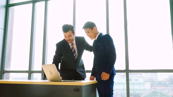 Two business people talk project strategy at office — Stock Photo, Image