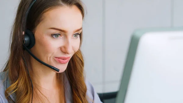 Geschäftsleute mit Headset arbeiten im Büro — Stockfoto