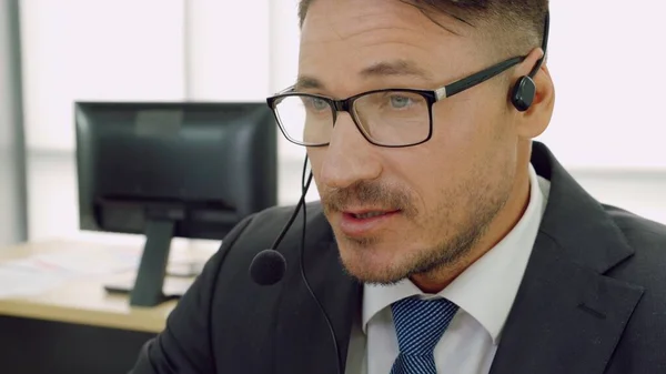 Gente de negocios con auriculares trabajando en la oficina — Foto de Stock