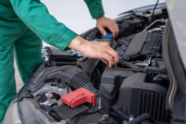 Mano meccanico professionale che fornisce servizio di riparazione e manutenzione auto — Foto Stock