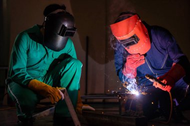 Metal kaynak çeliği, elektrik yay kaynak makinesi ile çalışır.