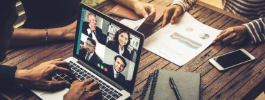 Sanal işyerinde ya da ücra bir ofiste grup iş adamları buluşması