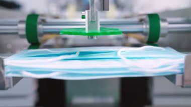 Modern fabrikada yüz maskesi üretim hattı