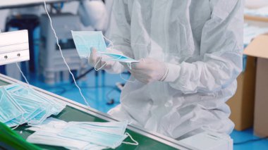 Modern fabrikada yüz maskesi üretim hattı