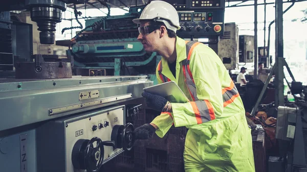 Розумний працівник заводу використовує машину в заводському цеху — стокове фото