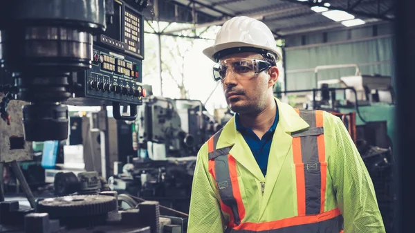 Inteligentny pracownik fabryczny korzystający z maszyny w warsztacie — Zdjęcie stockowe