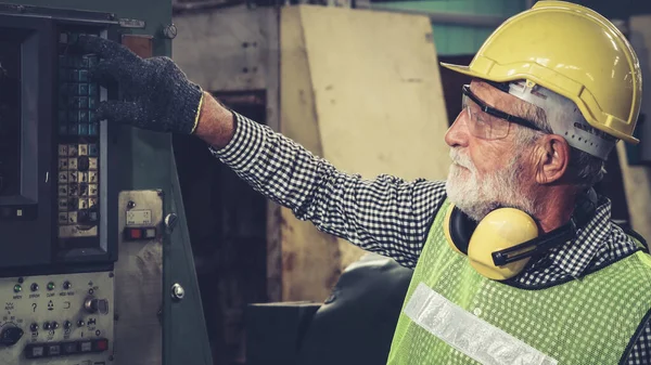 Trabajador de fábrica inteligente usando máquina en taller de fábrica — Foto de Stock