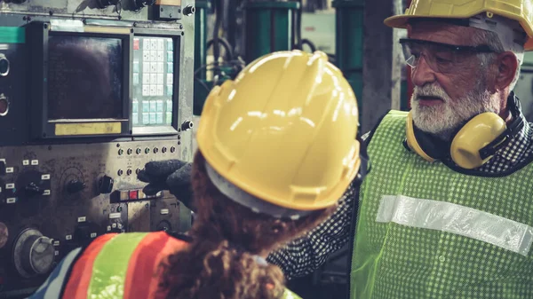 Grupo de trabajadores de la fábrica que utilizan equipos de máquinas en taller de fábrica — Foto de Stock