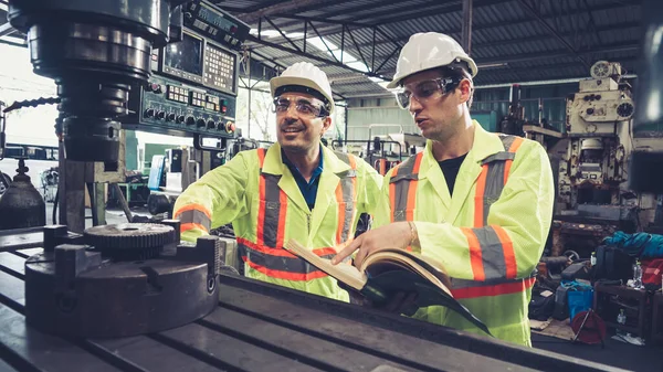 Grupp av fabriksarbetare som använder maskinutrustning i fabriksverkstaden — Stockfoto