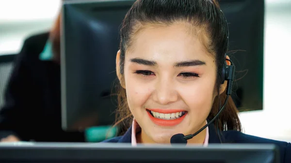 Geschäftsleute mit Headset arbeiten im Büro — Stockfoto