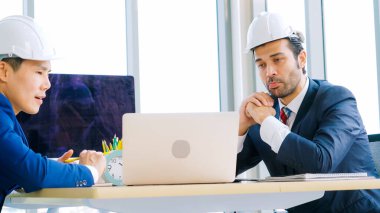 Mühendis ve mimar ofis masasında buluşuyor.