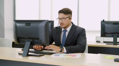 Ofiste çalışan kulaklık takan iş adamları.