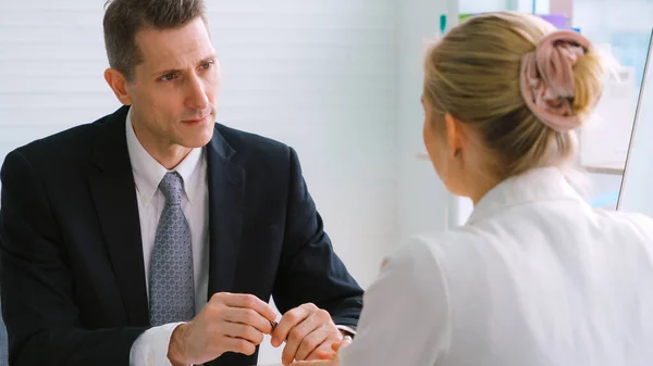 Werkzoekende in sollicitatiegesprek met manager — Stockfoto