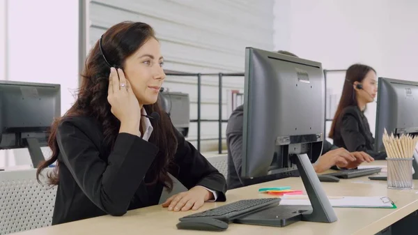 Gente de negocios con auriculares trabajando en la oficina —  Fotos de Stock