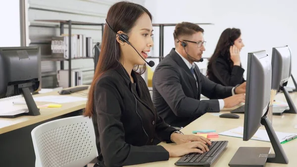 Geschäftsleute mit Headset arbeiten im Büro — Stockfoto