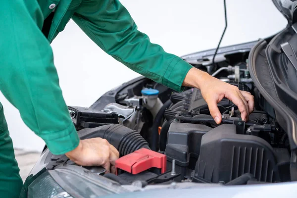 Professionele monteur hand die auto reparatie en onderhoud service — Stockfoto