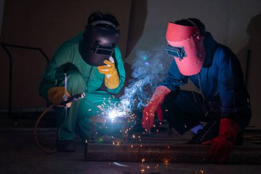 Metal kaynak çeliği, elektrik yay kaynak makinesi ile çalışır.