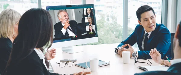 Grupo de chamadas de vídeo reunião de empresários em local de trabalho virtual ou escritório remoto — Fotografia de Stock