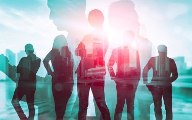 Birçok iş adamının soyut görüntüsü şehrin arka planında bir arada.