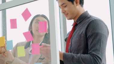 İş adamları proje planlama kurulunda çalışıyor