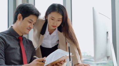 İki iş adamı ofiste proje stratejisi hakkında konuşuyor