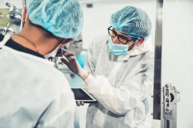 Modern fabrikada yüz maskesi üretim hattı