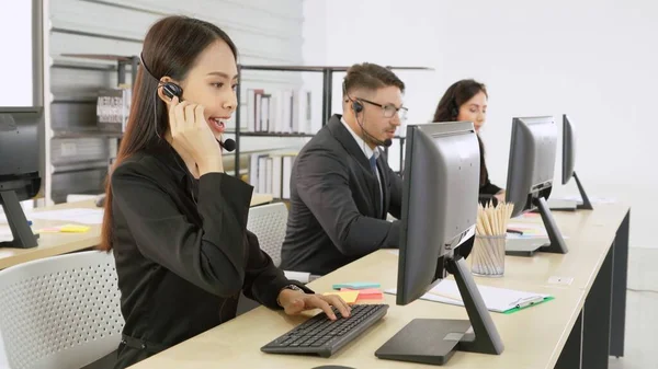 Gente de negocios con auriculares trabajando en la oficina —  Fotos de Stock