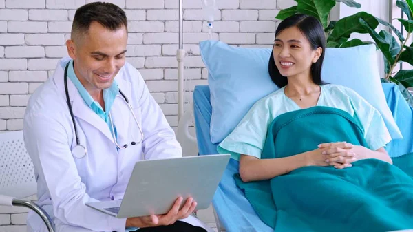 Médico en uniforme profesional examinando al paciente en el hospital — Foto de Stock