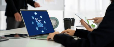 Maliyet düşüşü, bilgisayar ekranında görülen maliyet tasarrufu kavramı, kurumsal işletmeler gereksiz harcamaların azaltılması yoluyla maliyet ve şirket kaynaklarını etkili bir şekilde tasarruf eder