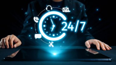 Modern bir iş ortamında gösterişli bir tablete yerleştirilmiş çeşitli iletişim simgeleri ve ellerle 24 saatlik hizmet olanaklarını sembolize eden dijital illüstrasyon. Dörtgen