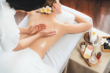 Kafkasyalı kadın müşteri stres önleyici spa masajının keyfini çıkarıyor ve lüks otel ya da oteldeki gündüz açık ortam güzellik salonunda güzellik teniyle eğleniyor. Sessiz.