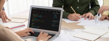 Uygulama ve program kodlaması için bilgisayar ekranında yazılım geliştirme programlama