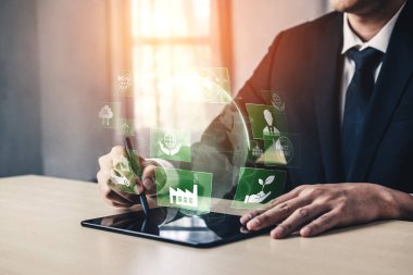 Sürdürülebilir iş çevresel hedeflere ulaşmak ve kurumsal sorumluluğu desteklemek için ekolojik yenilik, iklim hareketi ve uzun vadeli stratejiler kullanır. Kefil