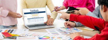 Müşteri geribildirim ve şirket işleri için canlı bilgisayar yazılımı analizi