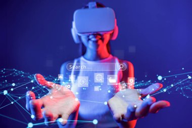 İş adamı, stratejik kararlar için değerli verileri çıkartarak arama motoru araştırması yapıyor. Kapsamlı araştırma ve SEO veri analizi için arama motorları kullanılıyor. FaaS