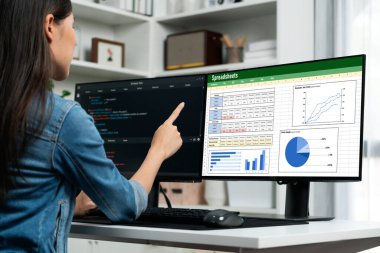 Hesap tablosu bilgi finansal başlangıç kavramı. Çevrimiçi analiz projesi için hesap tablosu belgelerinde veri ve grafikler