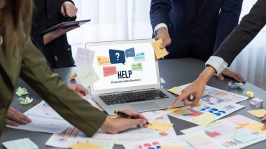 Analizci ekibi yaratıcı ve analitik beyin fırtınası fikri için bilgisayar ekranında BI veri paneli olan yapışkan bir not kullanıyor. Pazarlama stratejisi için finansal veri görselleştirme teknolojisini analiz et. Dahi.