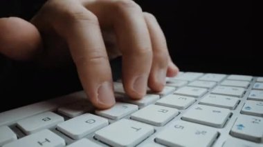 Bilgisayar klavyesinde parmaklarıyla daktilo eden hızlandırılmış yakın çekim adam. Makro yumuşak odaklı bebek çekimi. Bilgisayar programlama, mesajlaşma çevrimiçi mesajlaşma ve çevrimiçi pazarlama işi hiperhız kavramı. Topla