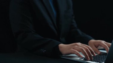 Bilgi güncellemesi ve yazılım güncellemesi, dijital beceri geliştirme, rekabet avantajı, sürekli öğrenme ve son teknoloji ve yazılım eğilimleriyle güncel kalmak. Elide