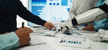 İnsanlar ve robot teknolojisi arasındaki işbirliğini gösteren dinamik bir toplantı. Tablolar ve veri raporları modern bir iş ortamında stratejik analizleri vurgular. Noogenesis