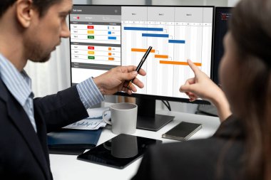 Ekip projesinin zaman çizelgesini gösteren bilgisayar ekranında canlı iş projesi yönetimi için proje planlama yazılımı