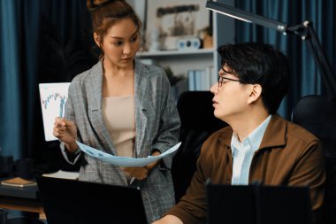 İşletme planlama için gerekli belgeleri birlikte tartışan yöneticiler gece geç saatlerde modern iç işlerinde pazar payı verileri üzerinde çalışıyorlar, yeni bir şirketin son teslim tarihi projesinde çalışıyorlar. İnfobahn.